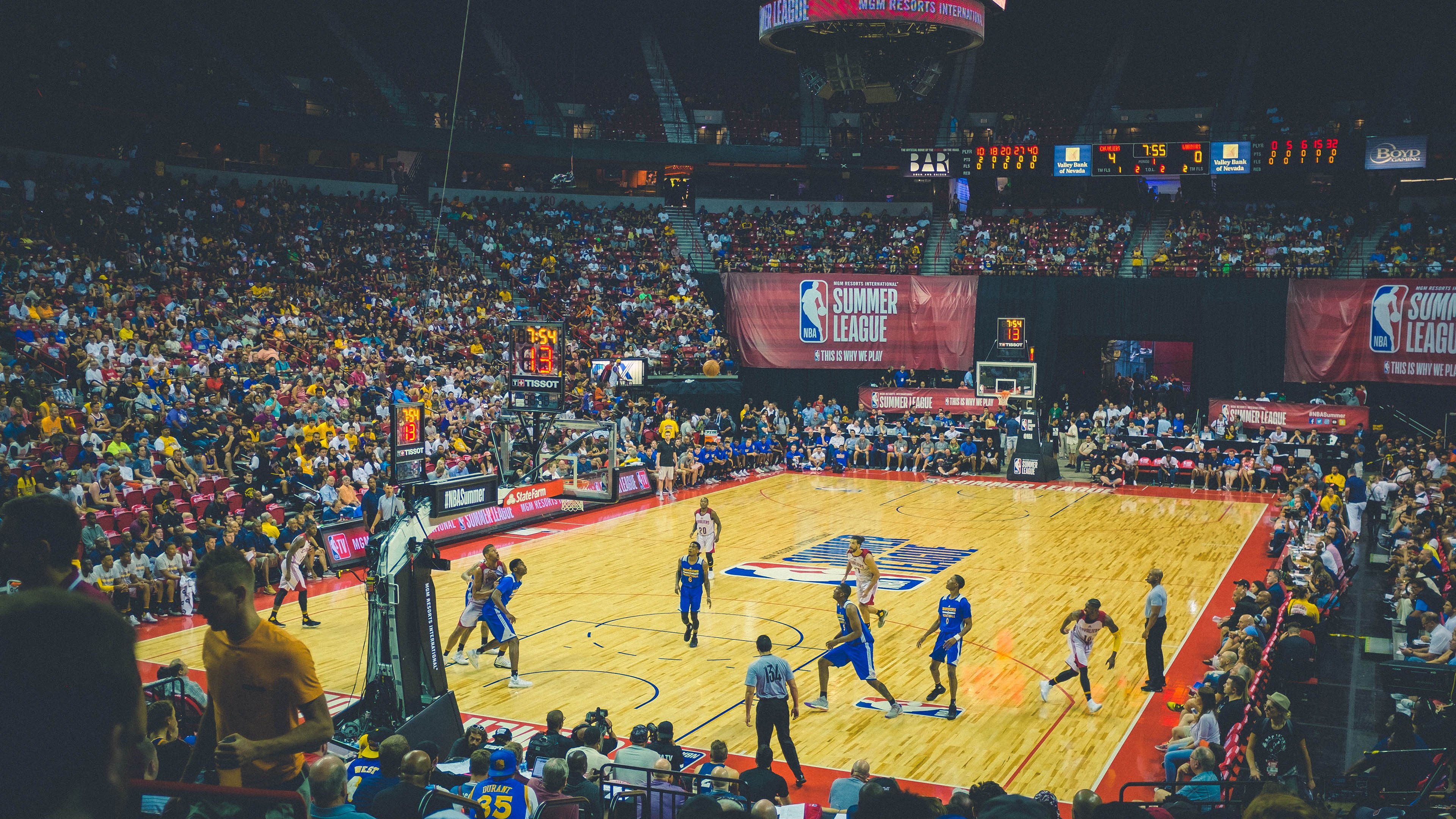 勇士队与AI公司合作分析对手战术倾向，勇士球队合影